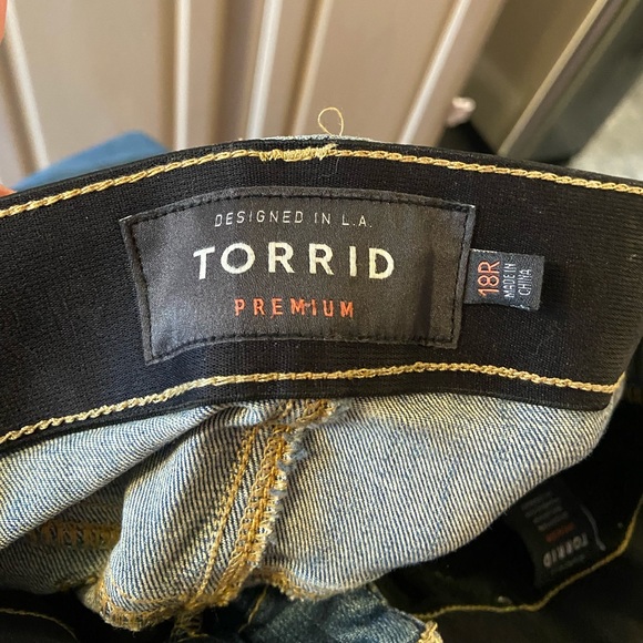 Torrid bombshell skinny jeans - Picture 2 of 4